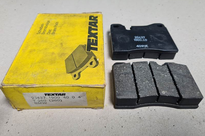 BMW E24 Bremsbelag vorne 19